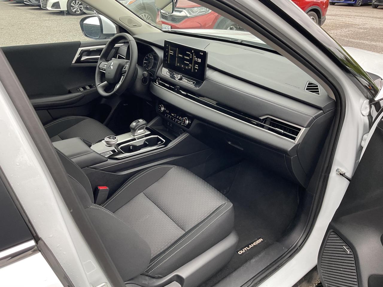 2025 Mitsubishi Outlander ES 4dr S-AWC Photo