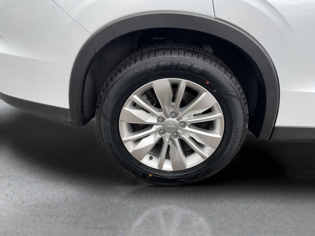 2025 Mitsubishi Outlander ES 4dr S-AWC Photo