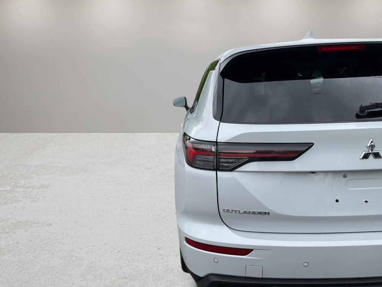 2025 Mitsubishi Outlander ES 4dr S-AWC Photo