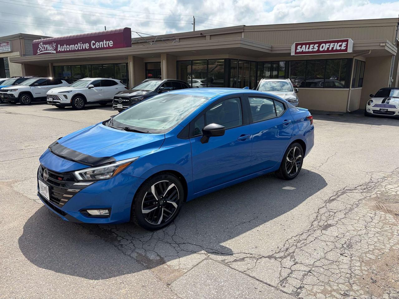 2023 Nissan Versa SR/HEATED SEATS/BACK UP CAM/CALL BELLEVILLE Photo0