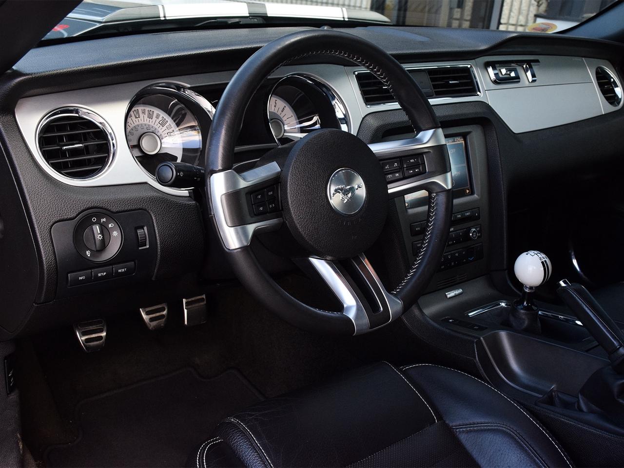2011 Ford Mustang GT ~5.0L V8 ~6-Speed ~Nav ~Leather ~ONLY 73,000 KM Photo