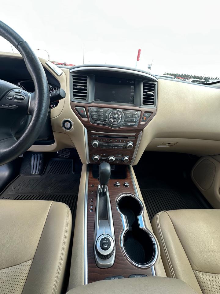 2020 Nissan Pathfinder Platinum Photo