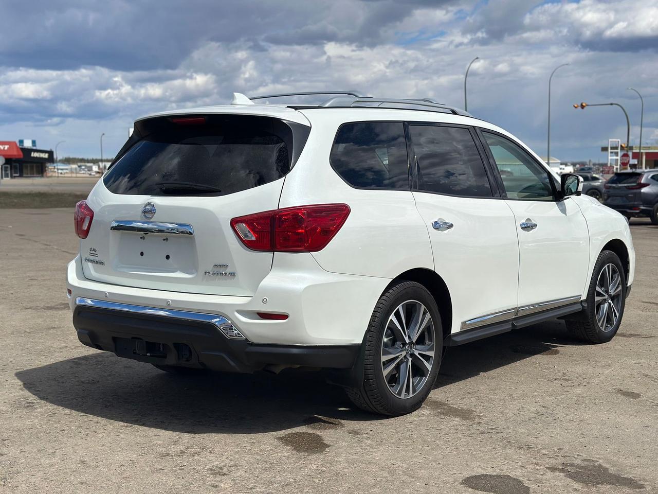 2020 Nissan Pathfinder Platinum Photo4