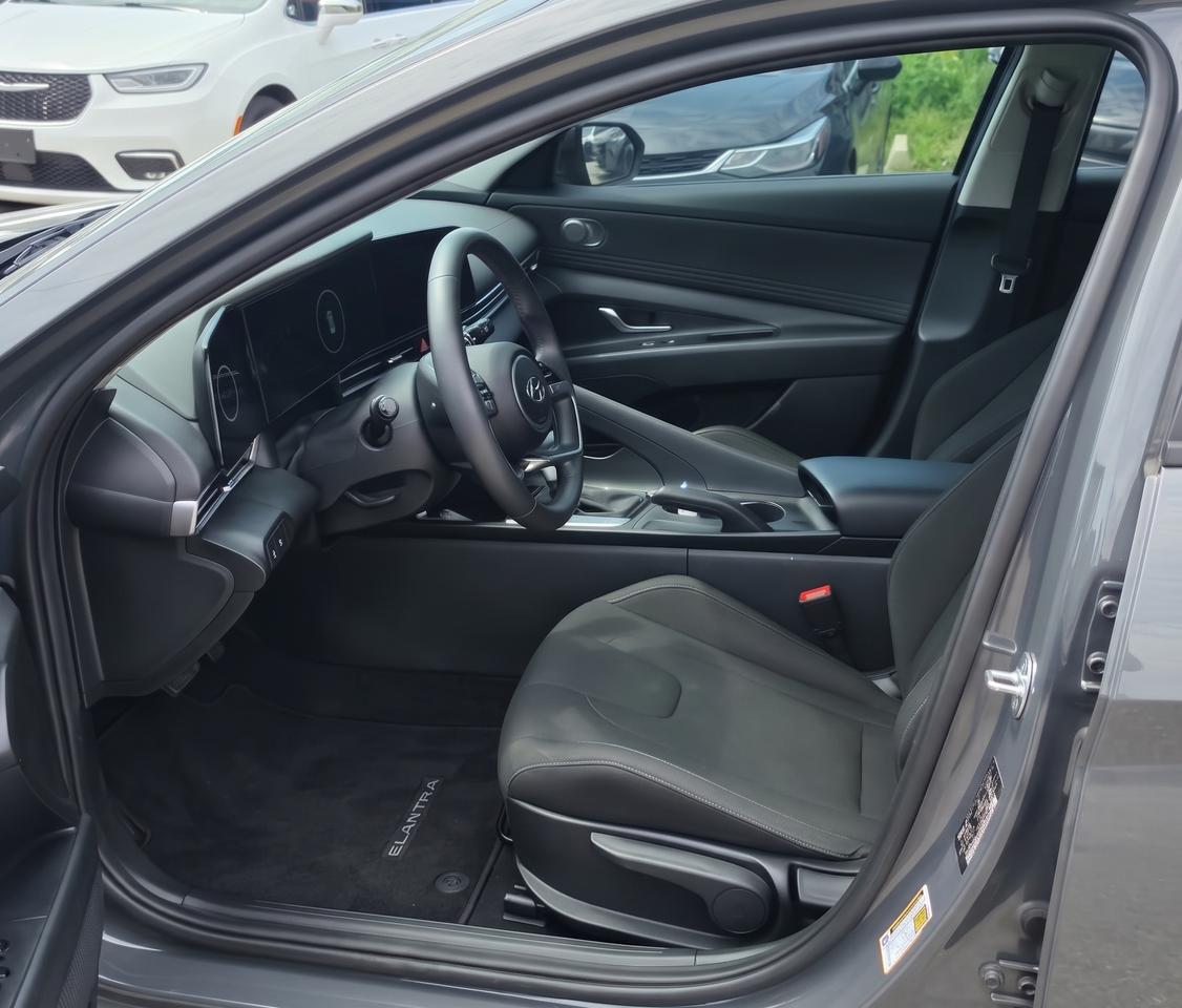 2025 Hyundai Elantra PREFERRED / NO ACCIDENTS / ONE OWNER / NAV / ROOF Photo