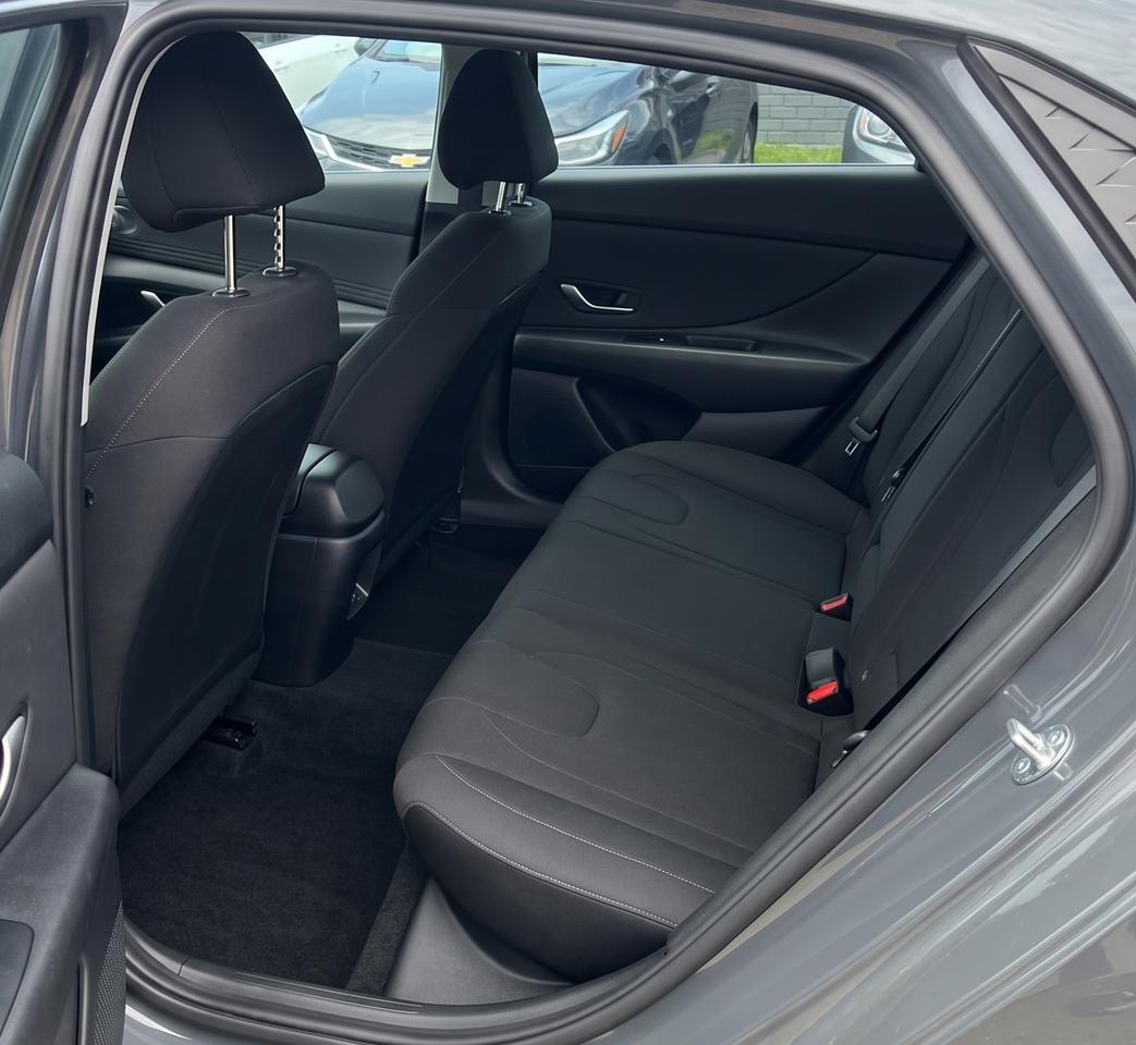 2025 Hyundai Elantra PREFERRED / NO ACCIDENTS / ONE OWNER / NAV / ROOF Photo