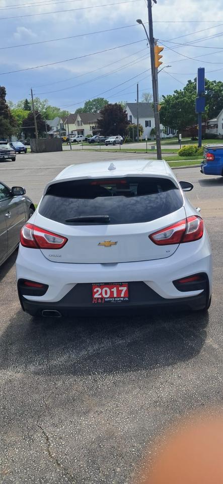 2017 Chevrolet Cruze LT Photo1