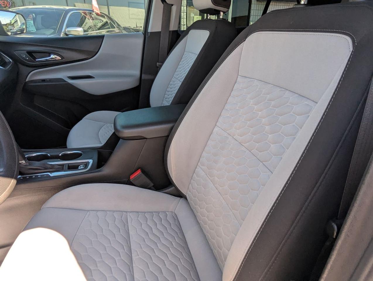 2021 Chevrolet Equinox LS WITH APPLE CARPLAY!! Photo