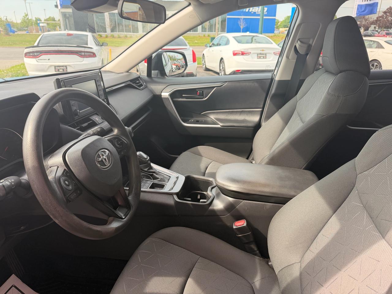 2022 Toyota RAV4 LE Photo4