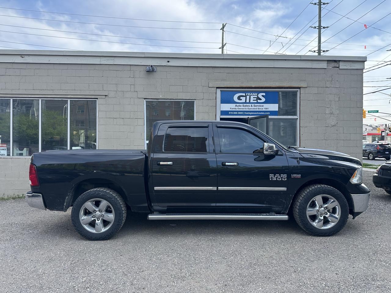 2015 RAM 1500 4WD CREW CAB 140.5" BIG HORN Photo2