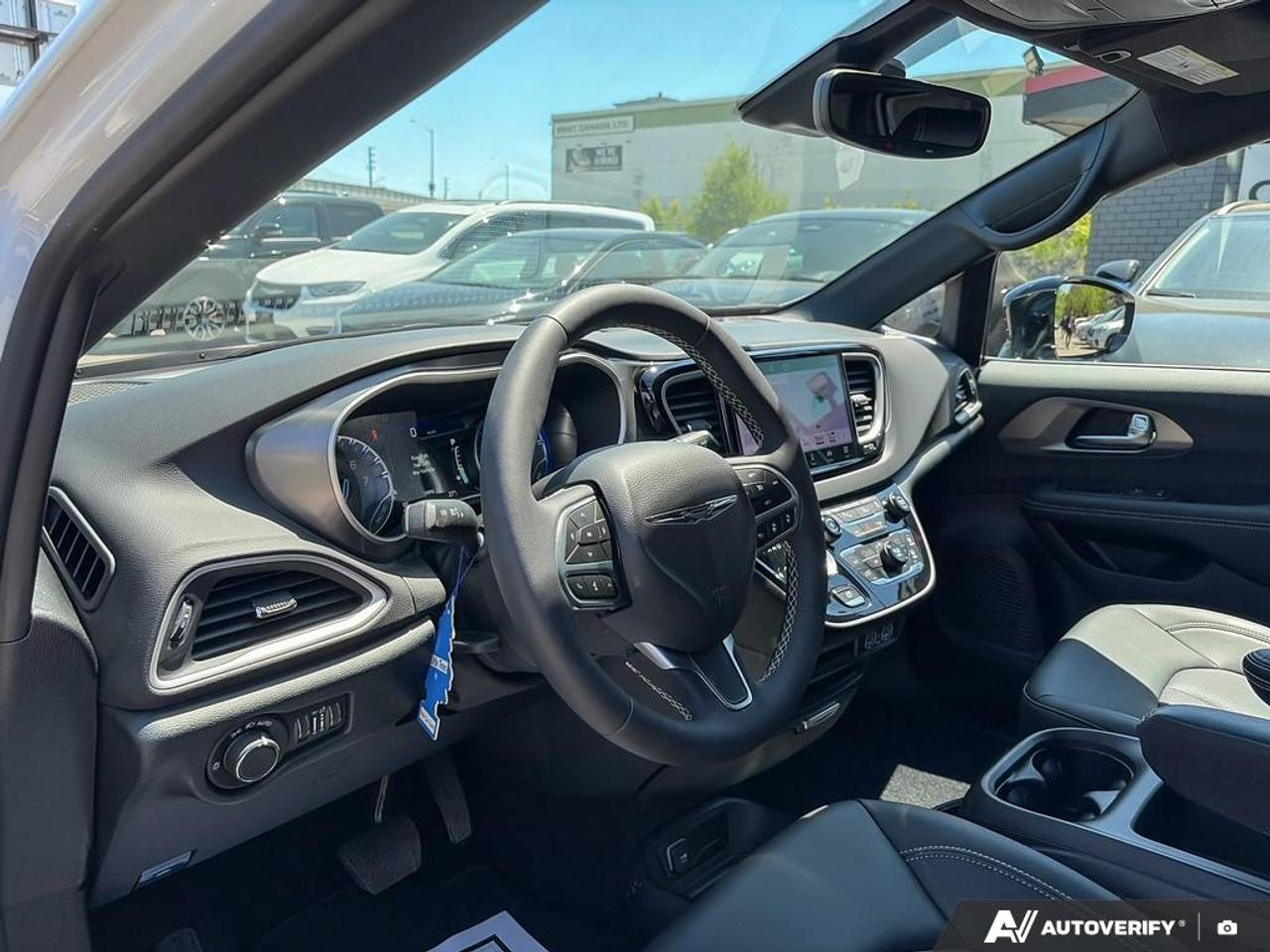 2025 Chrysler Grand Caravan SXT / NO ACCIDENTS / LEATHER / PWR DOORS / 7SEATER Photo