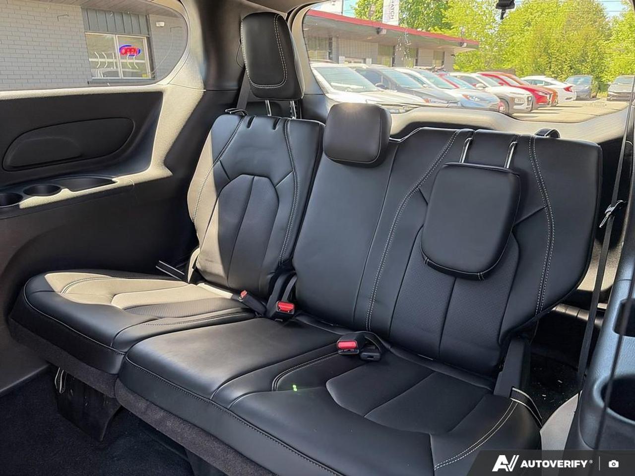 2025 Chrysler Grand Caravan SXT / NO ACCIDENTS / LEATHER / PWR DOORS / 7SEATER Photo