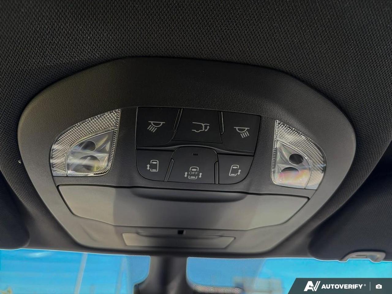 2025 Chrysler Grand Caravan SXT / NO ACCIDENTS / LEATHER / PWR DOORS / 7SEATER Photo