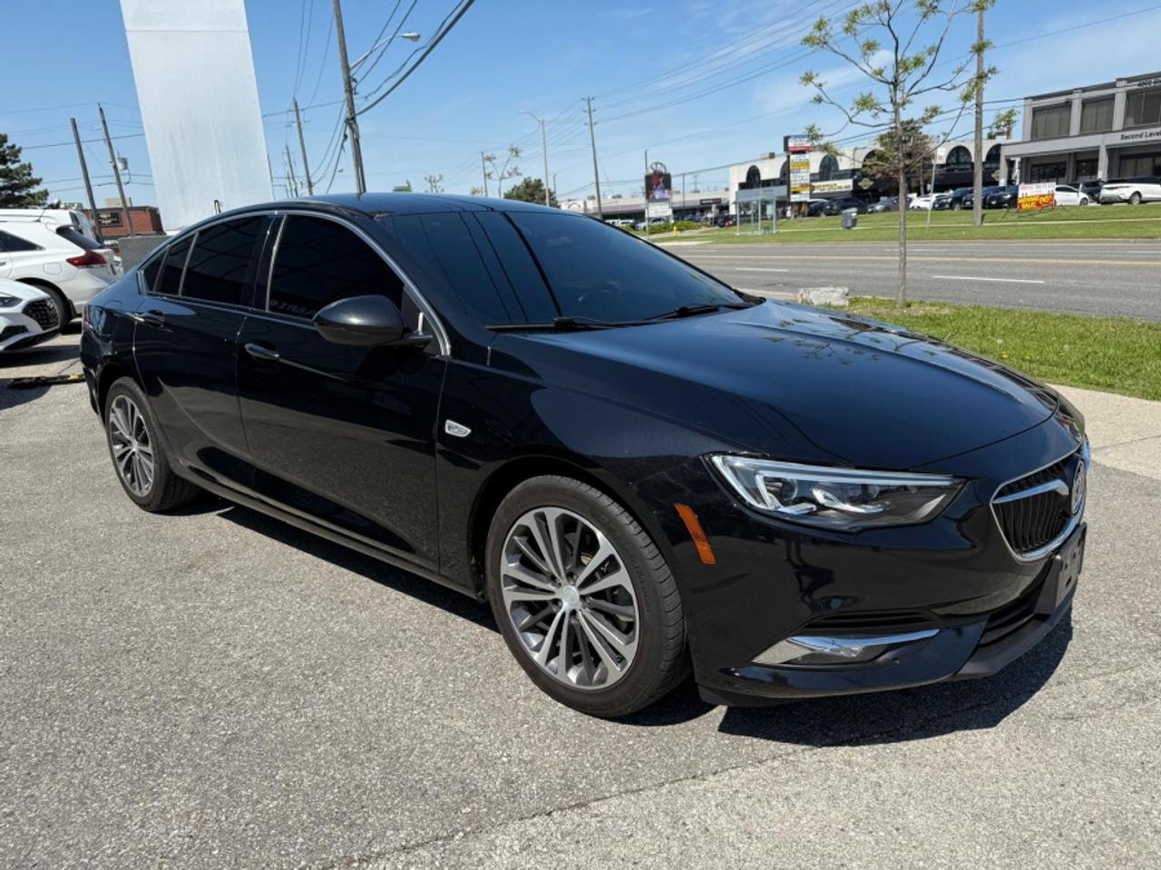 2019 Buick Regal Sportback ESSENCE /AWD /LEATHER /REAR CAM /LOW MILEAGE Photo