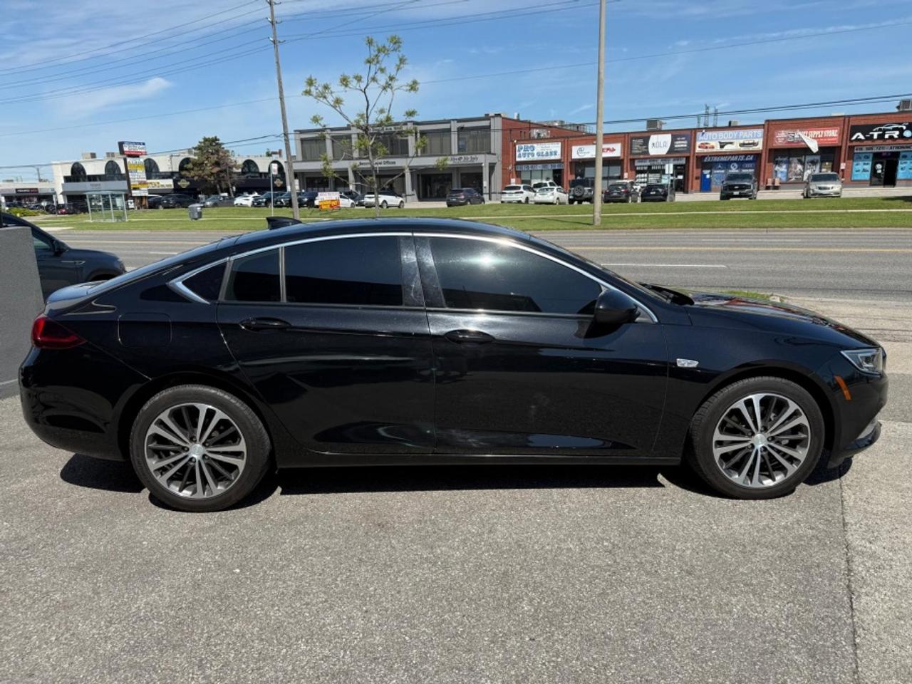 2019 Buick Regal Sportback ESSENCE /AWD /LEATHER /REAR CAM /LOW MILEAGE Photo