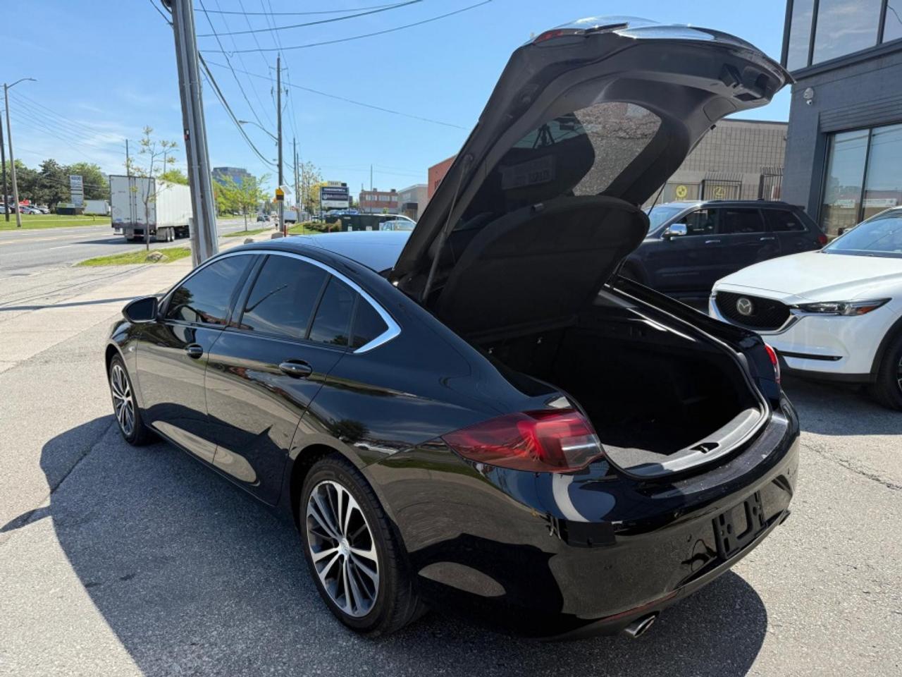 2019 Buick Regal Sportback ESSENCE /AWD /LEATHER /REAR CAM /LOW MILEAGE Photo
