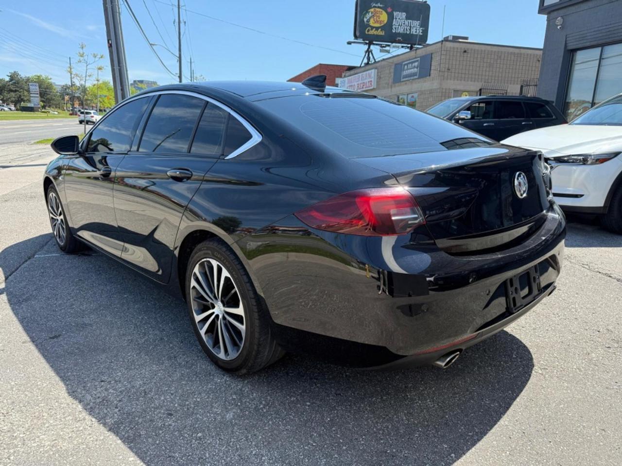 2019 Buick Regal Sportback ESSENCE /AWD /LEATHER /REAR CAM /LOW MILEAGE Photo