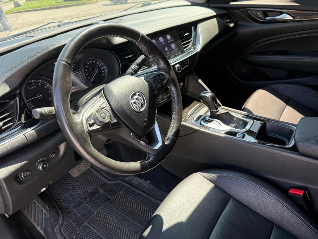 2019 Buick Regal Sportback ESSENCE /AWD /LEATHER /REAR CAM /LOW MILEAGE Photo