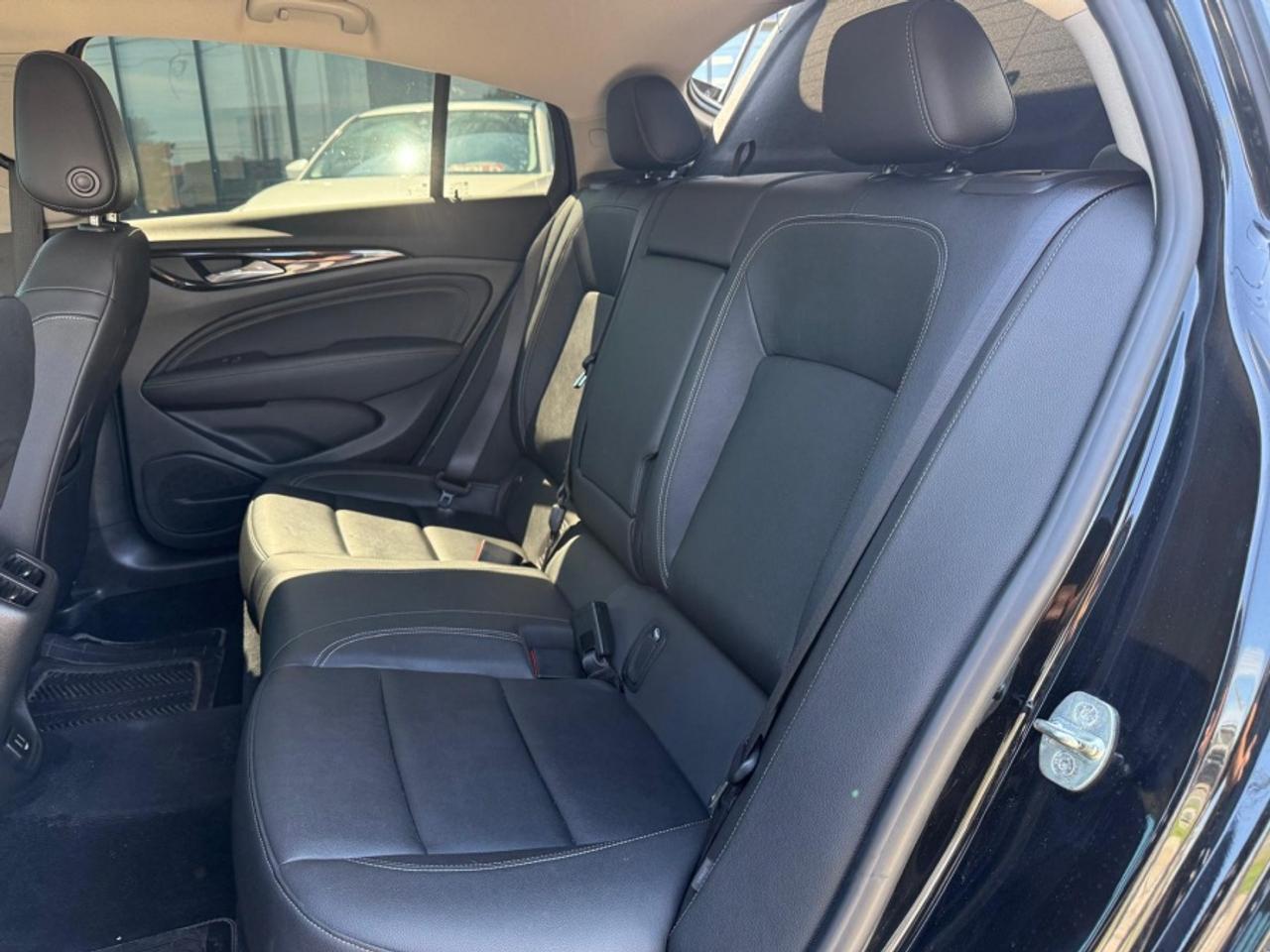 2019 Buick Regal Sportback ESSENCE /AWD /LEATHER /REAR CAM /LOW MILEAGE Photo