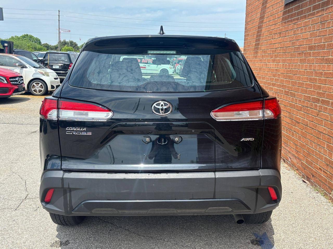 2022 Toyota Corolla Cross L AWD Photo3
