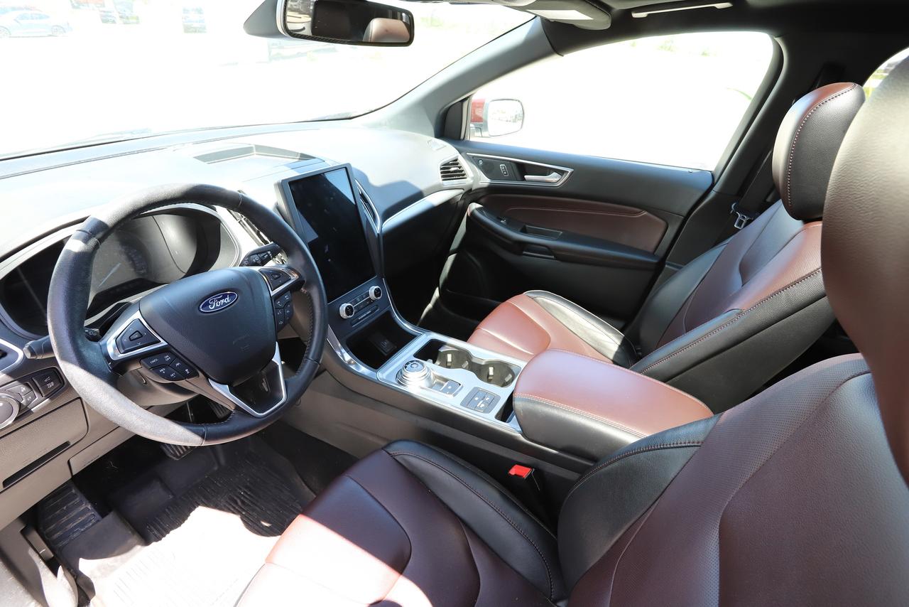 2022 Ford Edge Titanium AWD Photo1