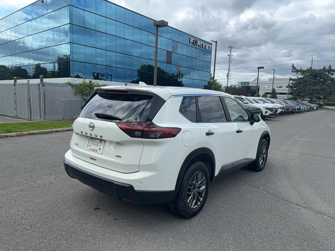 2025 Nissan Rogue S Photo3