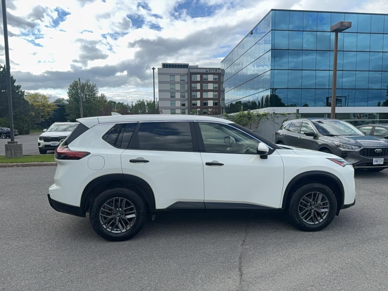2025 Nissan Rogue S Photo4