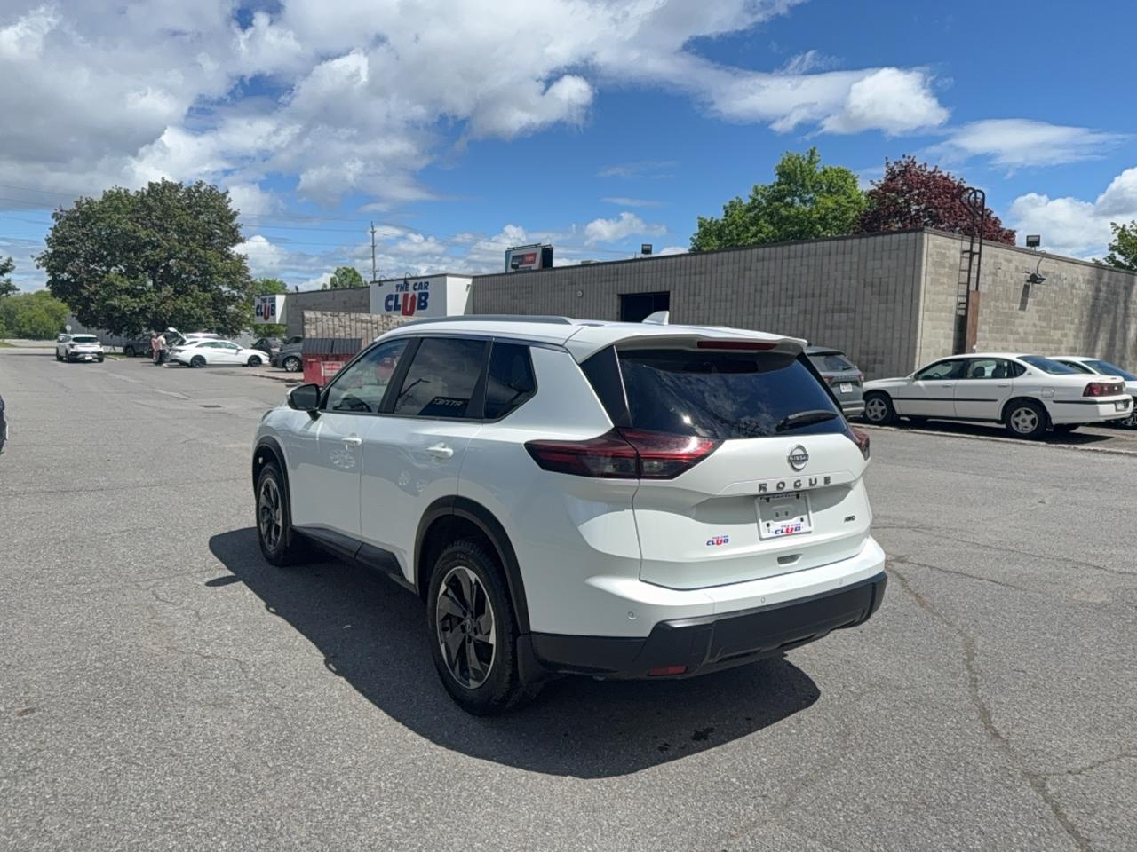 2025 Nissan Rogue SV MOONROOF Photo2