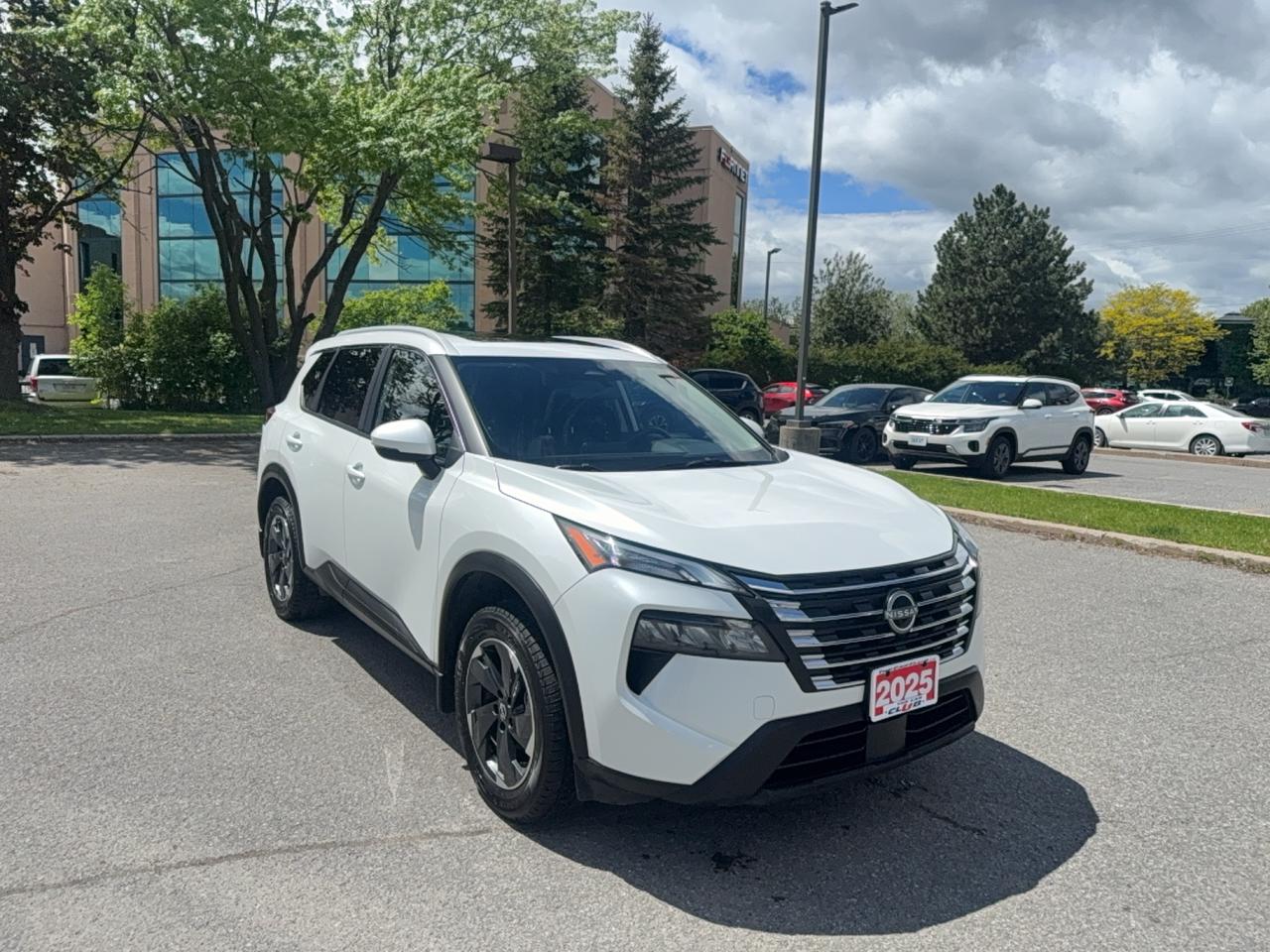 2025 Nissan Rogue SV MOONROOF Photo4