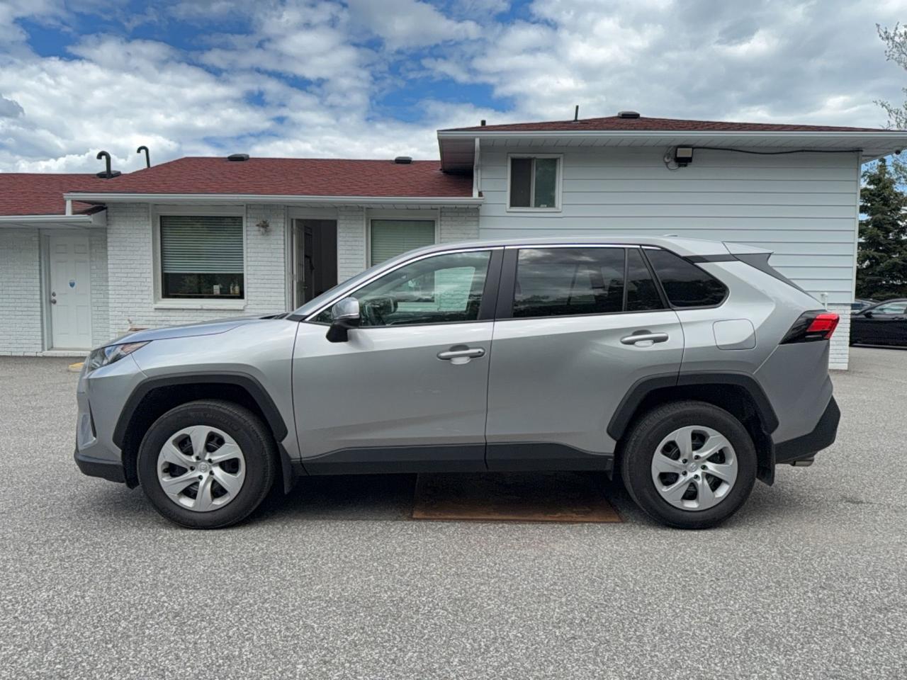 2025 Toyota RAV4 LE AWD - DRIVE ASSIST -APPLE CARPLAY - ANDROID AUTO Photo1