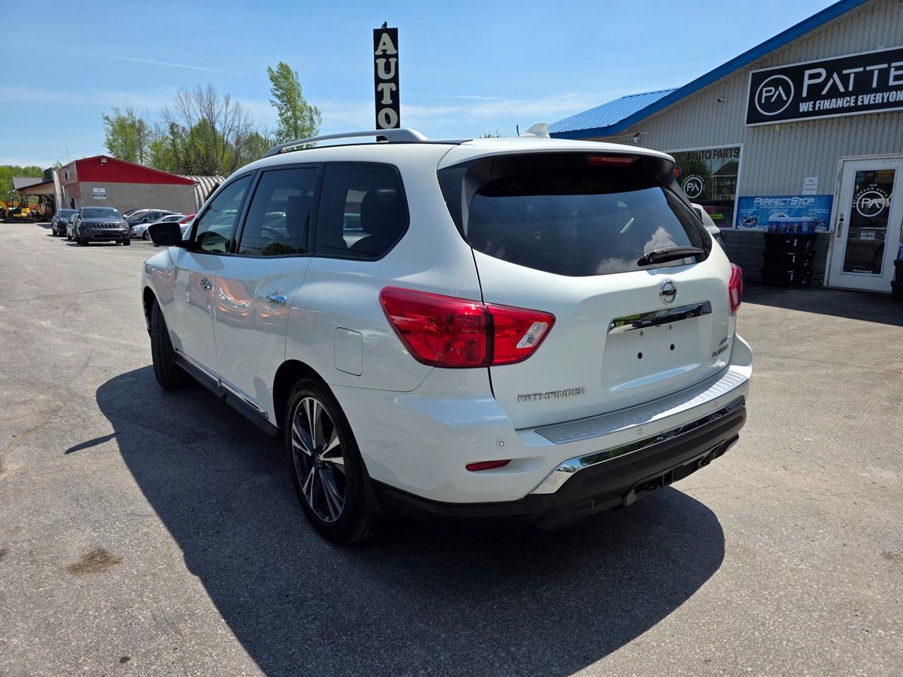 2019 Nissan Pathfinder Platinum 4WD Photo2