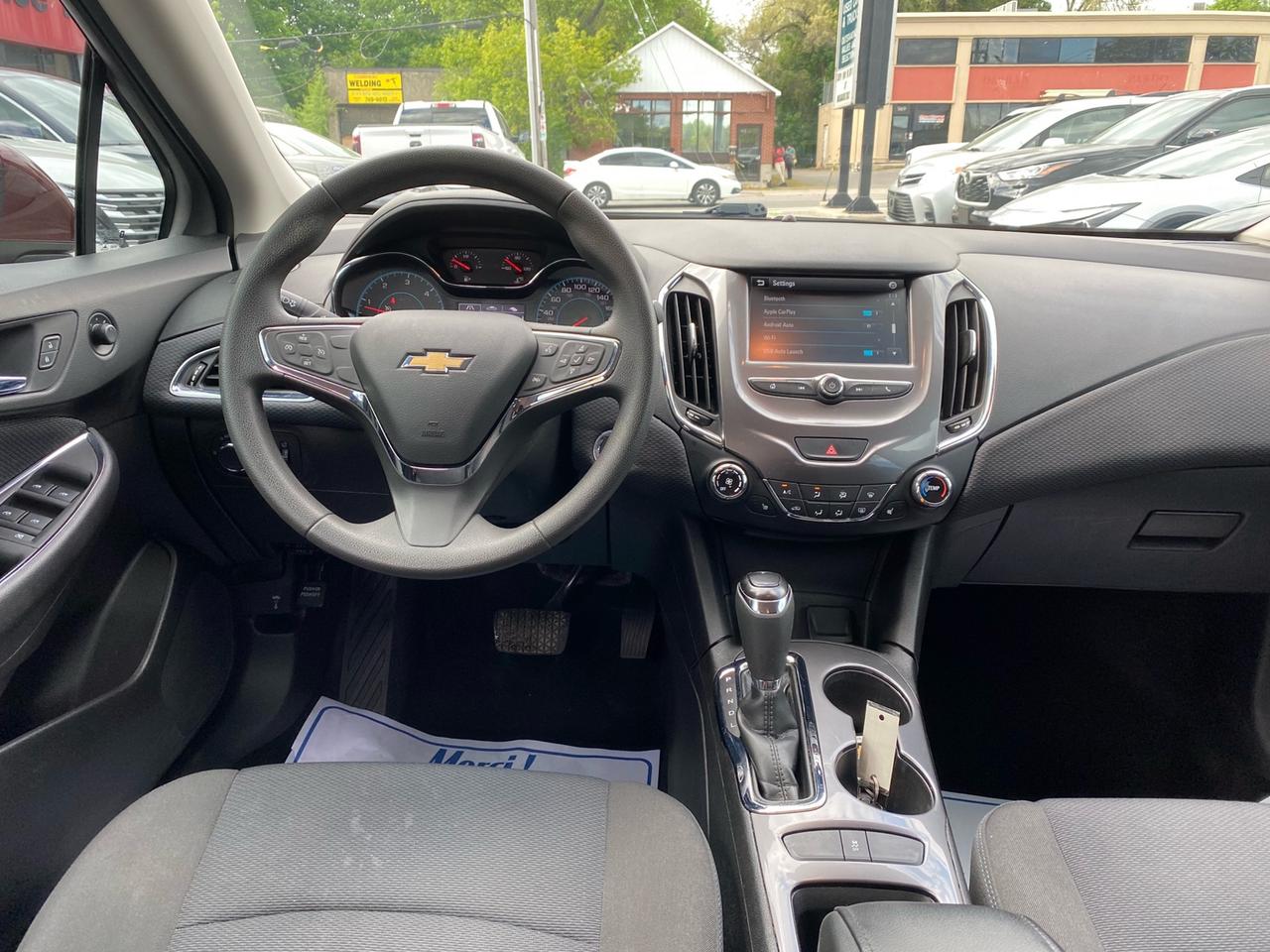 2018 Chevrolet Cruze LT | Hatchback | Turbo Diesel | Apple CarPlay | LOW KMS Photo