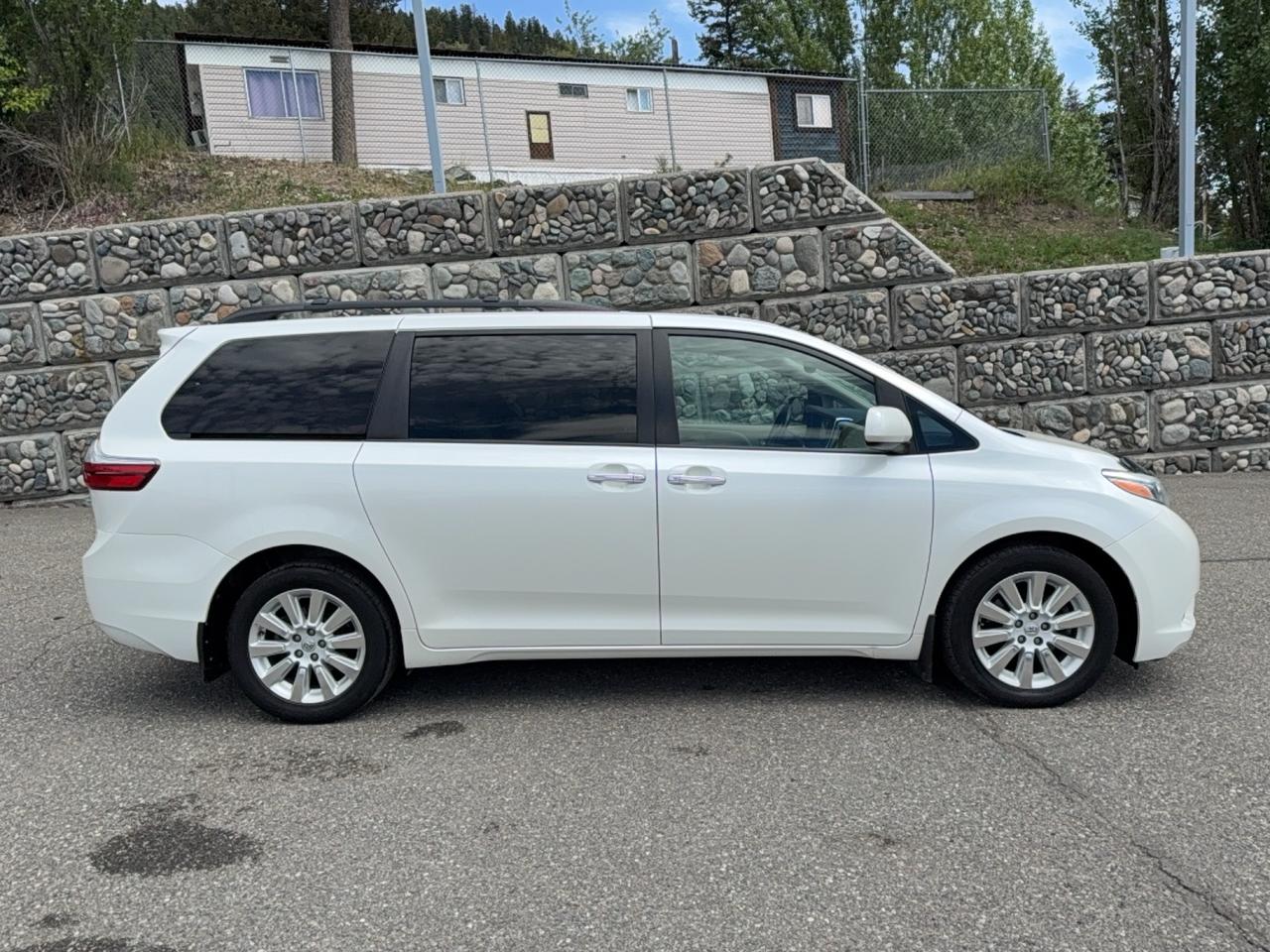2015 Toyota Sienna XLE Limited Photo