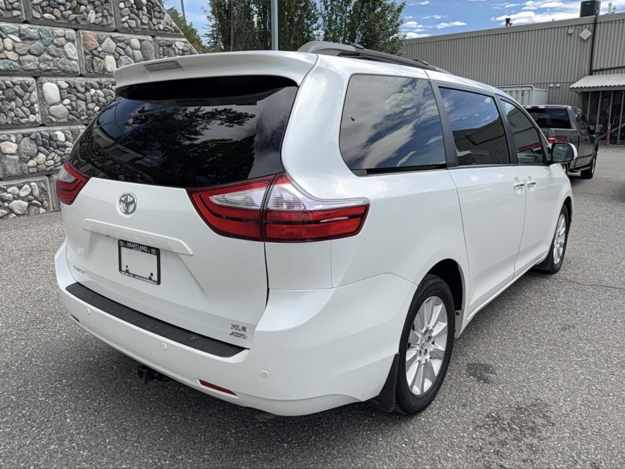 2015 Toyota Sienna XLE Limited Photo
