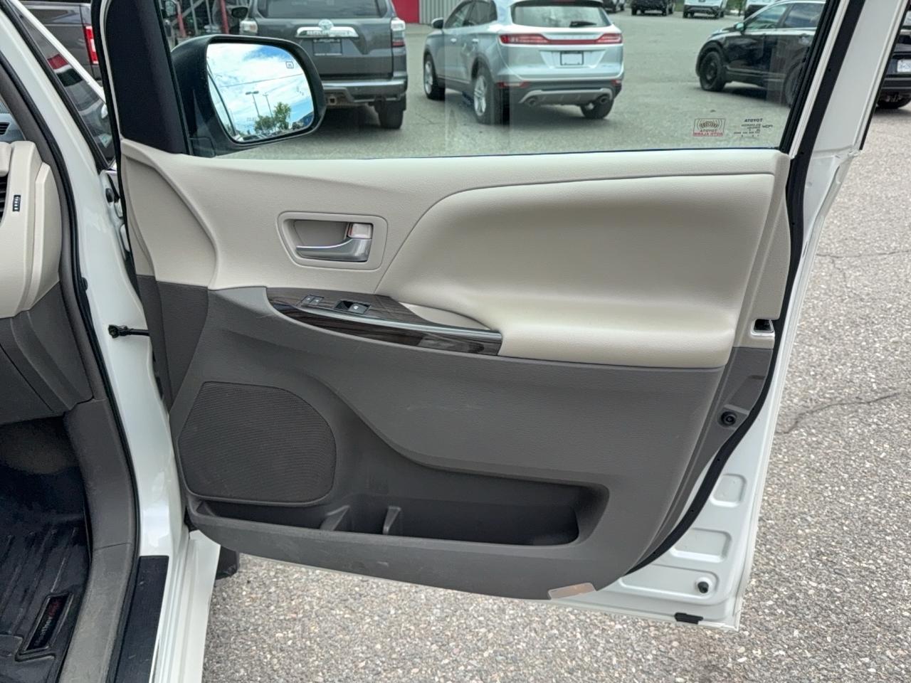 2015 Toyota Sienna XLE Limited Photo
