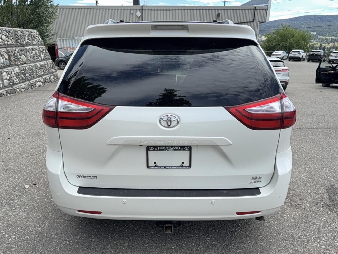 2015 Toyota Sienna XLE Limited Photo