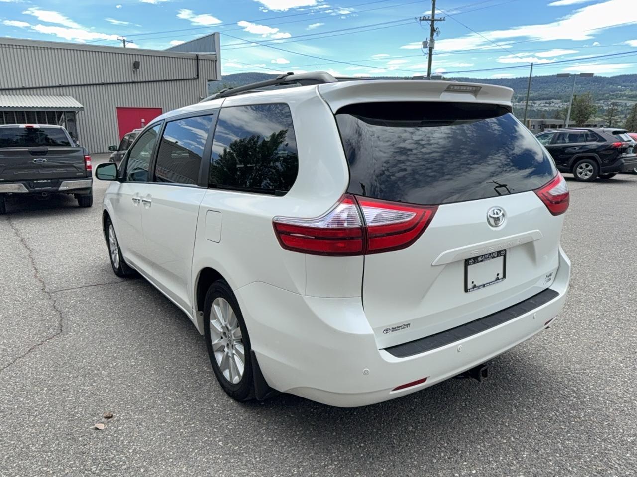 2015 Toyota Sienna XLE Limited Photo4