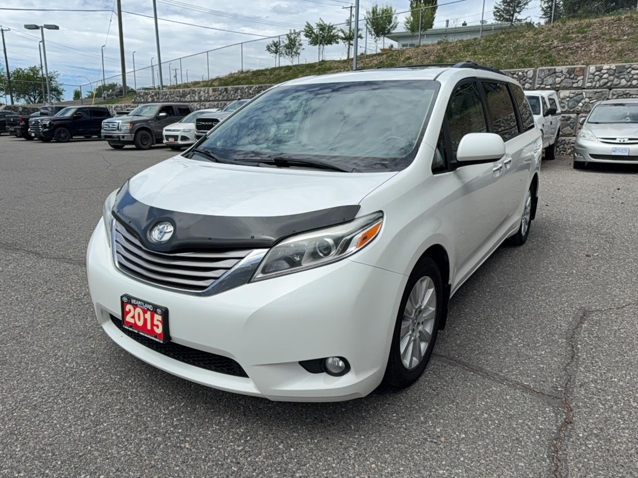 2015 Toyota Sienna XLE Limited Photo2