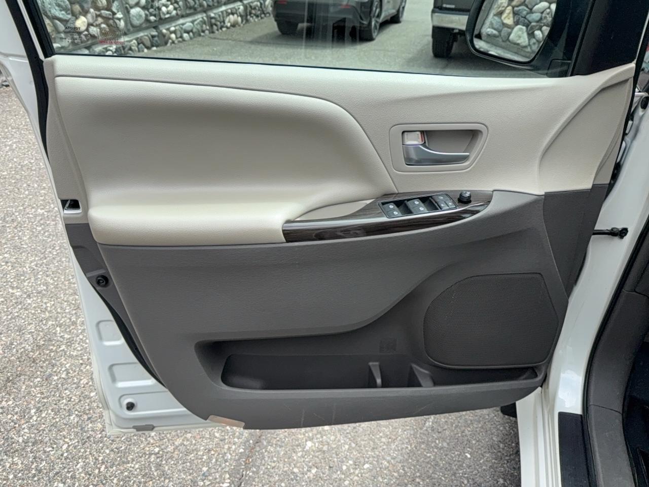 2015 Toyota Sienna XLE Limited Photo