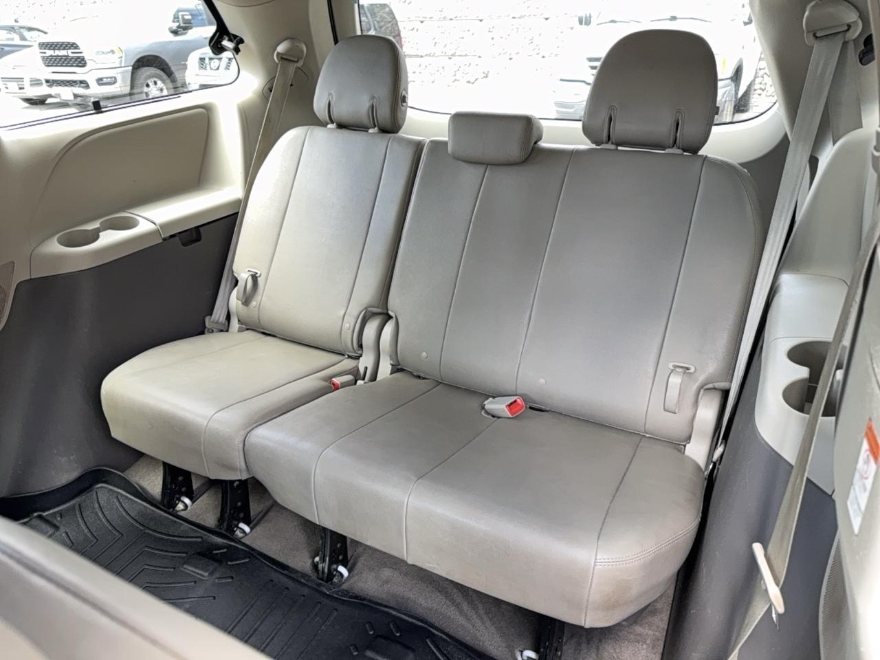 2015 Toyota Sienna XLE Limited Photo