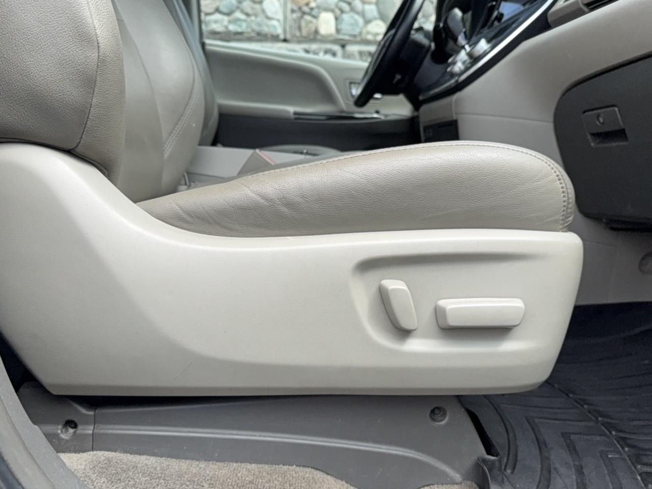 2015 Toyota Sienna XLE Limited Photo
