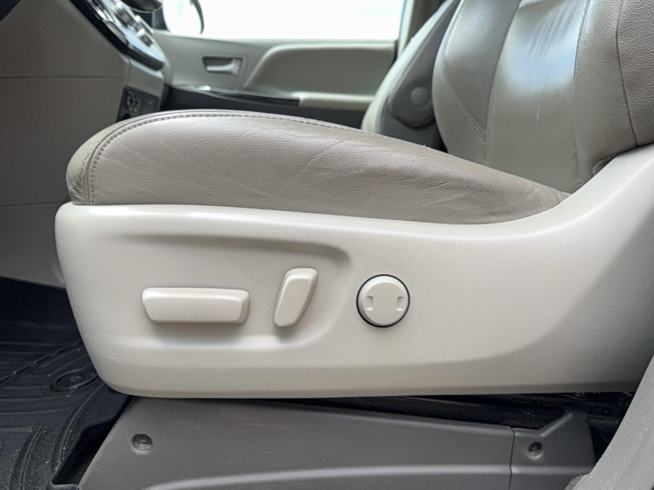 2015 Toyota Sienna XLE Limited Photo