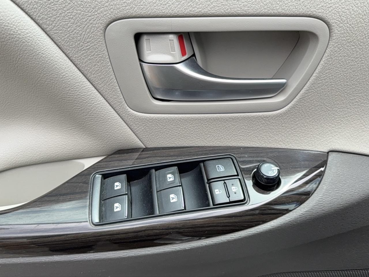 2015 Toyota Sienna XLE Limited Photo