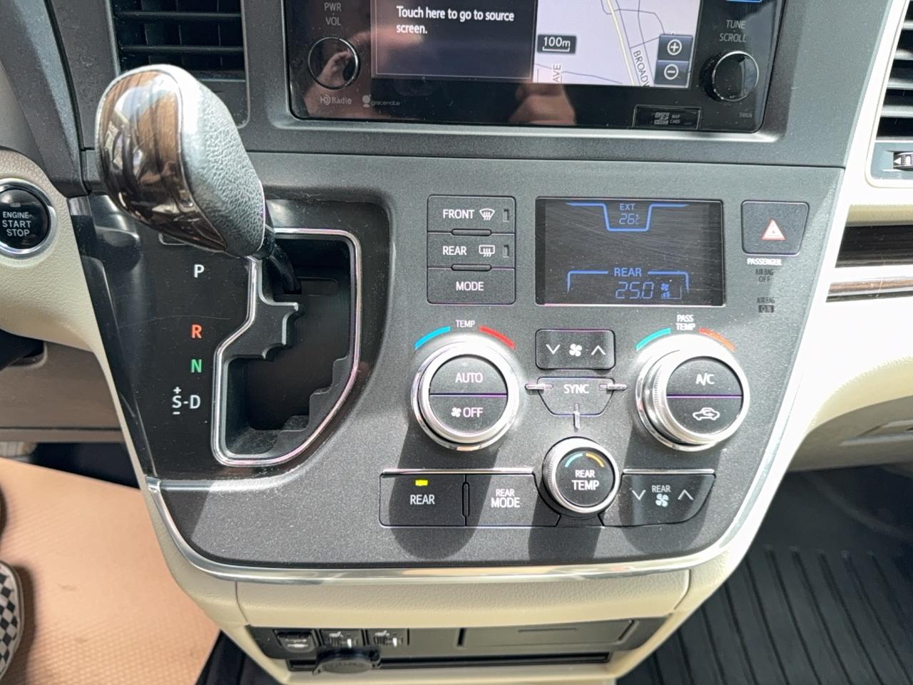 2015 Toyota Sienna XLE Limited Photo