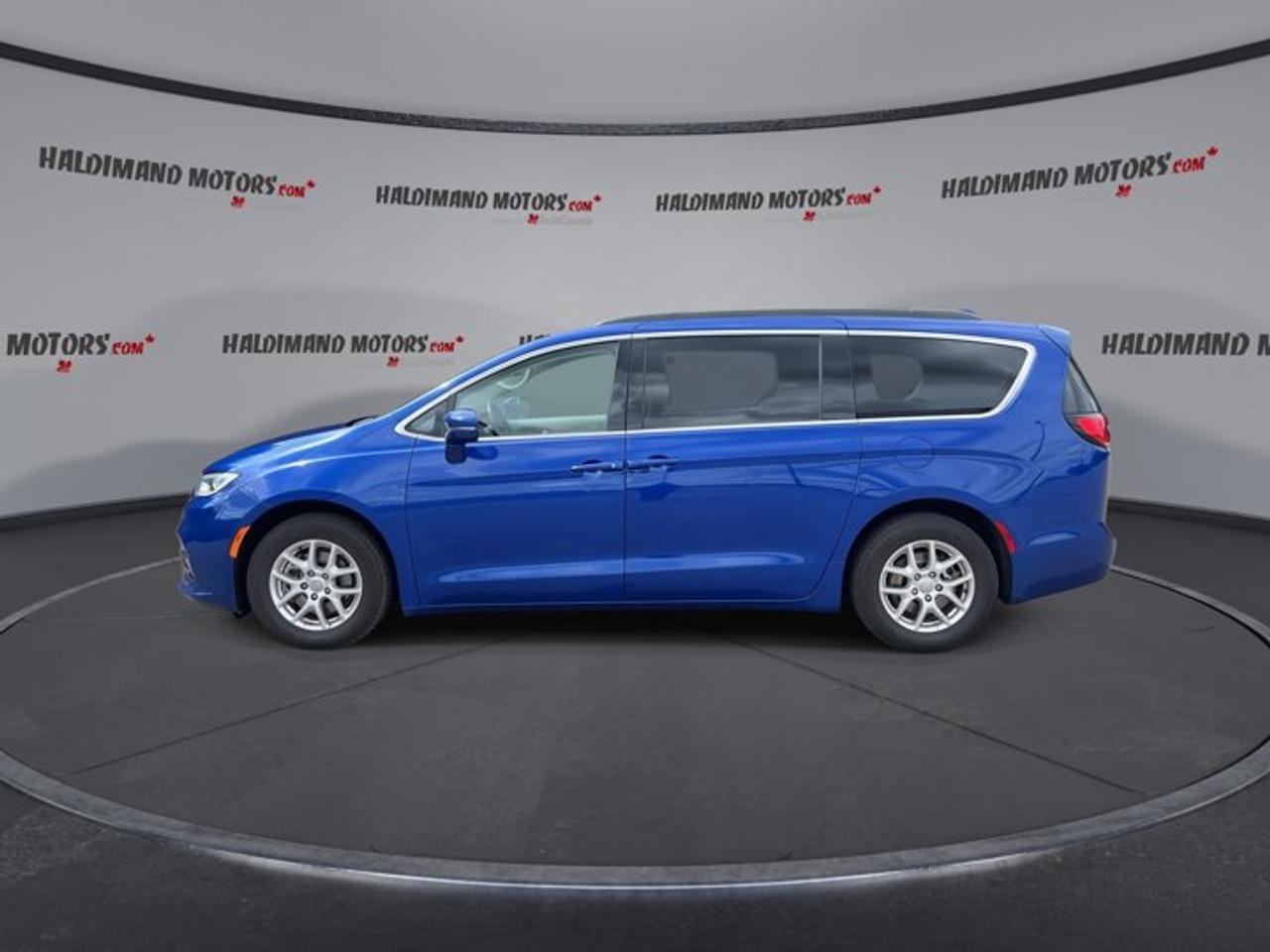 2021 Chrysler Pacifica Touring FWD | No Accidents | Heated Steering Photo4