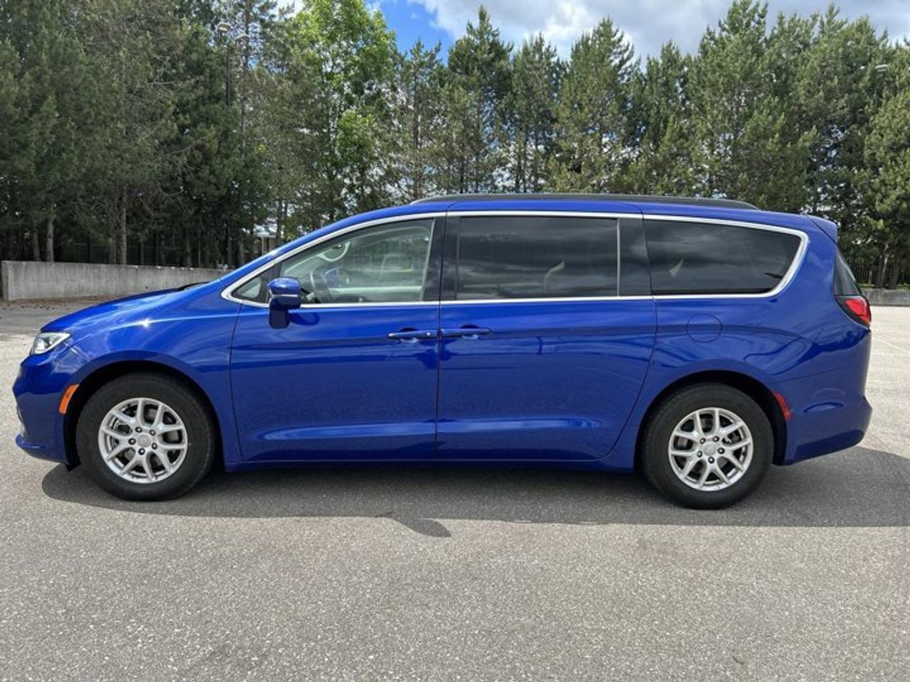 2021 Chrysler Pacifica Touring FWD | No Accidents | Heated Steering Photo