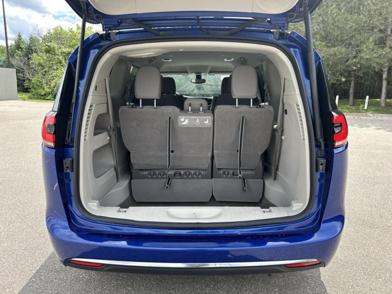 2021 Chrysler Pacifica Touring FWD | No Accidents | Heated Steering Photo