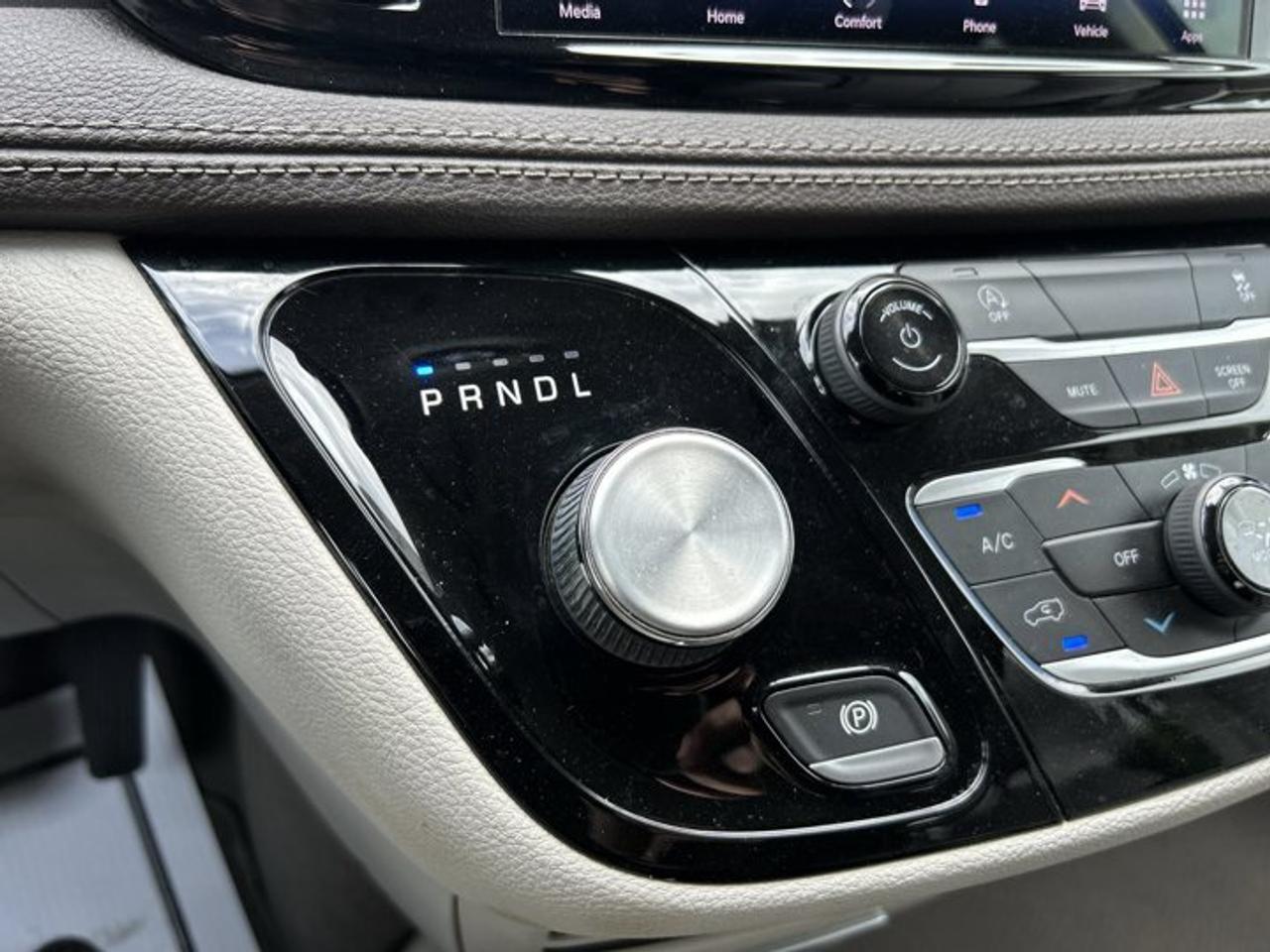 2021 Chrysler Pacifica Touring FWD | No Accidents | Heated Steering Photo