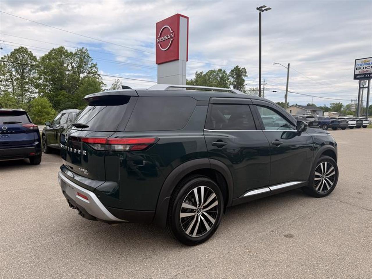 2024 Nissan Pathfinder Platinum 4WD Photo