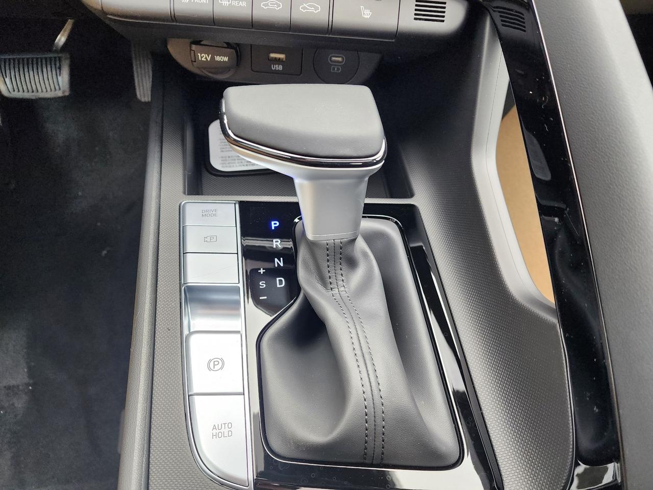 2026 Hyundai Elantra HEV Luxury Photo