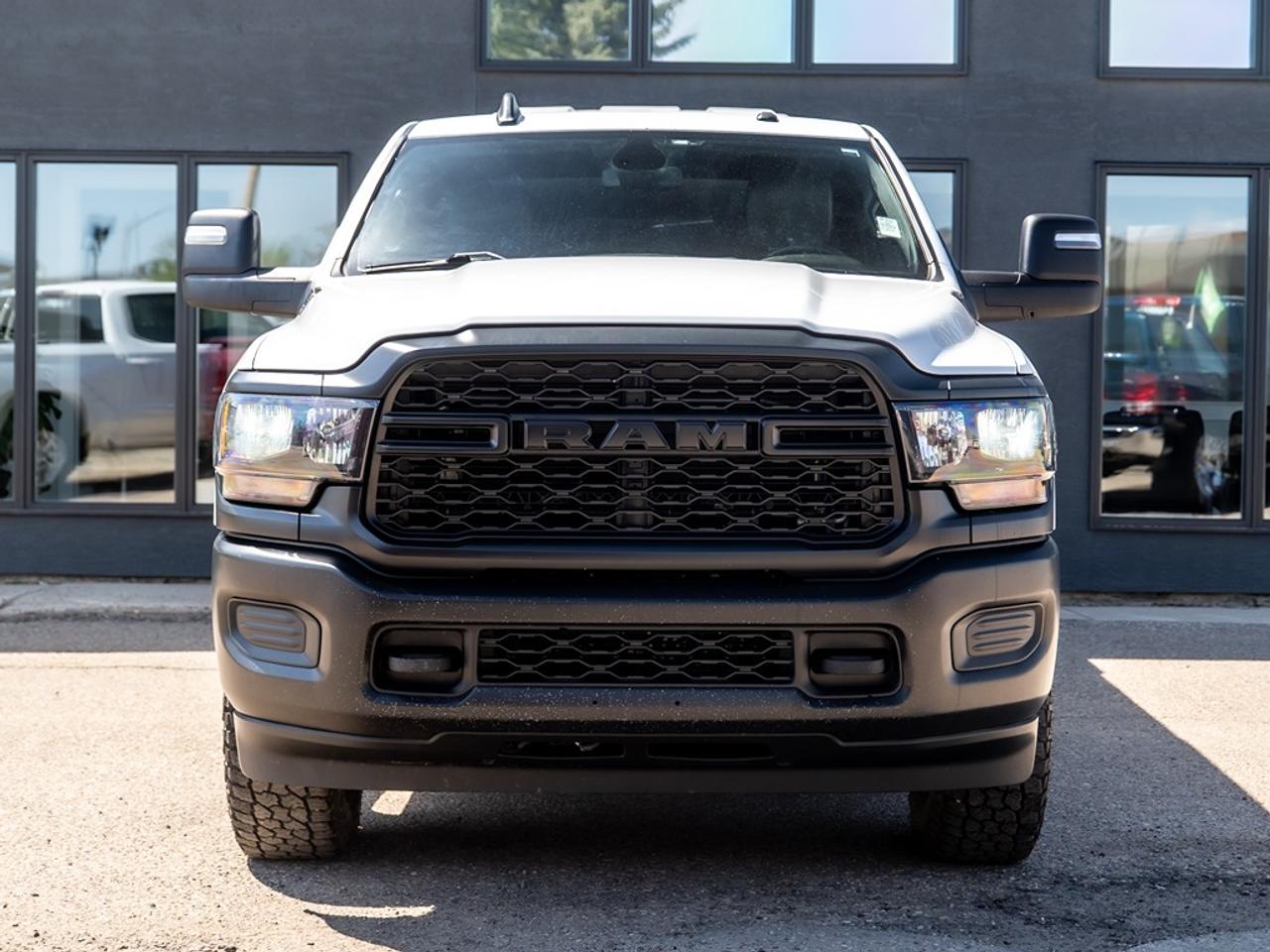 2023 RAM 2500 Tradesman 4x4 Crew Cab 8' Box Photo2